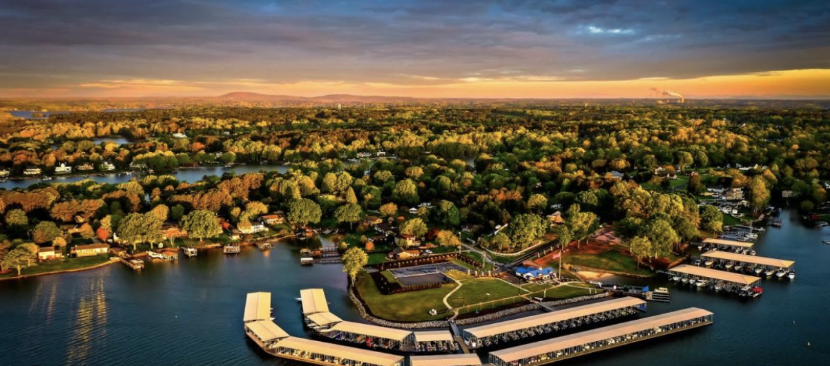 Lakewood neighborhood entrance and homes near Lake Norman in Denver NC